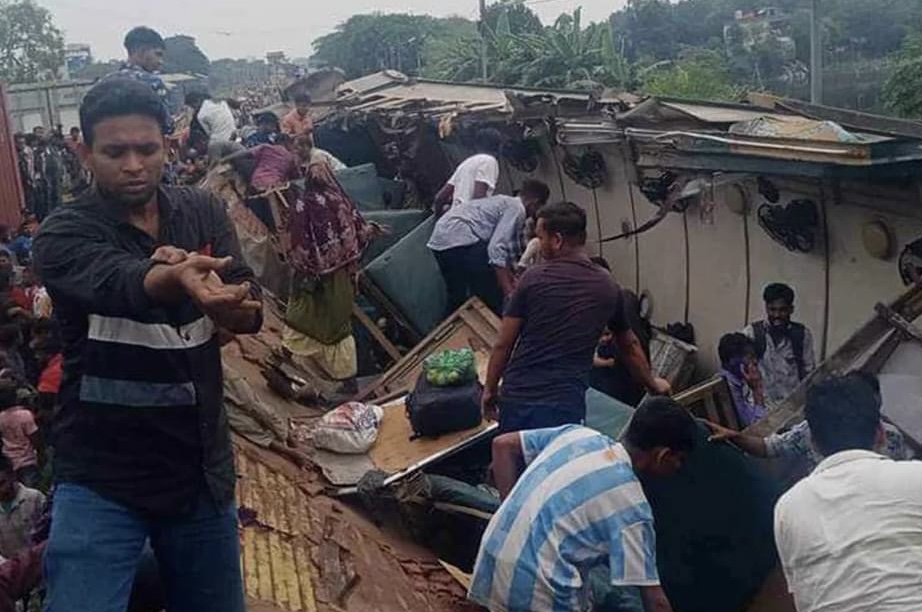 কিশোরগঞ্জে দুই ট্রেনের সংঘর্ষ, ১৫ মরদেহ উদ্ধার