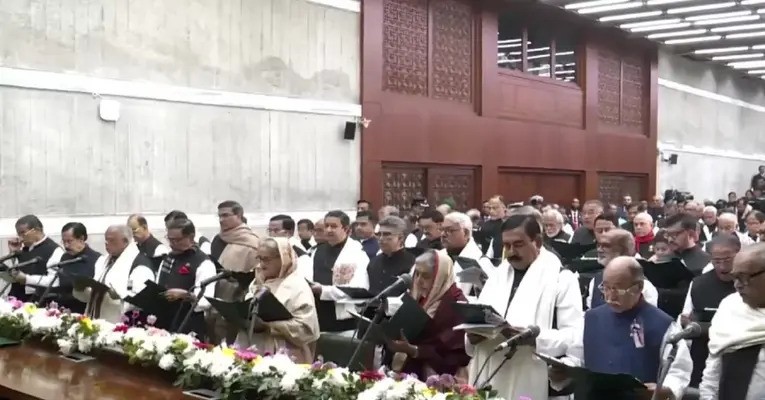 শপথ নিলেন নবনির্বাচিত এমপিরা