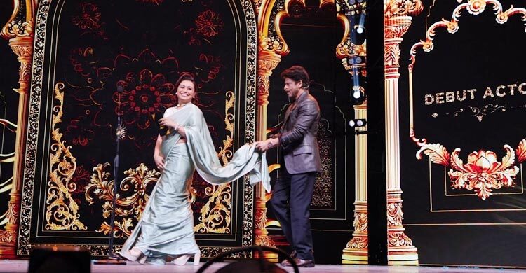 রানির আঁচল ধরে এগিয়ে দিলেন শাহরুখ, যারা পেলেন পুরস্কার