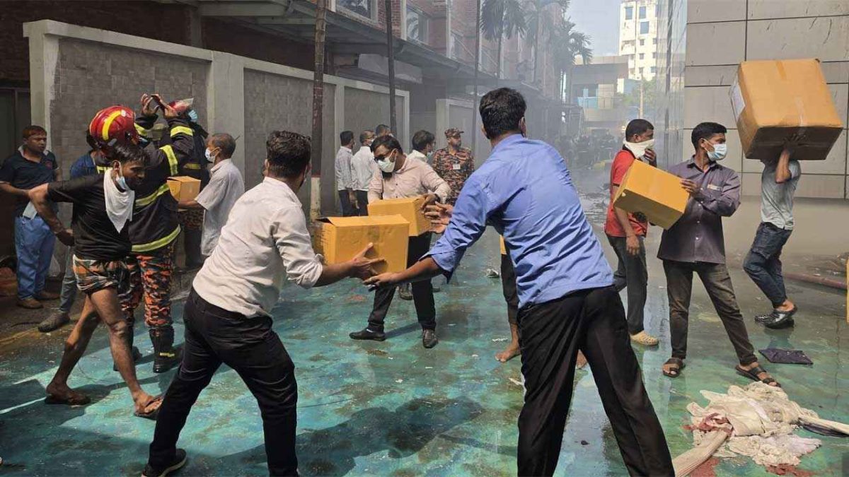 টঙ্গীতে ড্রাগ ইন্টারন্যাশনালের কারখানার আগুন প্রায় চার ঘণ্টা পর নিয়ন্ত্রণে
